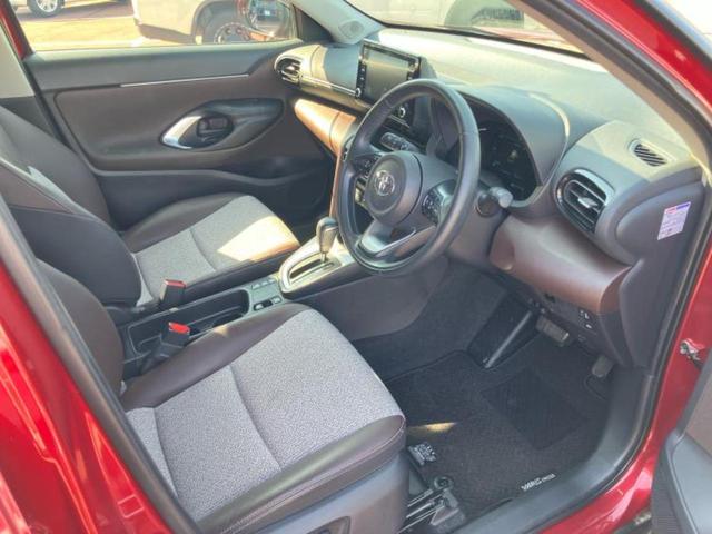 ヤリスクロス ハイブリッドZ 新品タイヤ/純正エアロ/保証書/ディスプレイオーディオ/衝突安全装置/シートヒーター/車線逸脱防止支援システム/シート ハーフレザー/ヘッドランプ LED/ETC/EBD付ABS/横滑り防止装置(4枚目)