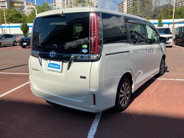 エスクァイア ハイブリッドＧｉプレミアムパッケージ　新品タイヤ／保証書／純正　１０インチ　ＳＤナビ／フリップダウンモニター／トヨタセーフティセンス／両側電動スライドドア／シートヒーター　前席／車線逸脱防止支援システム／シート　ハーフレザー　バックカメラ（3枚目）