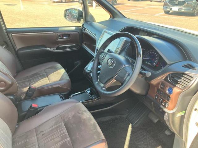 エスクァイア ハイブリッドＧｉプレミアムパッケージ　新品タイヤ／保証書／純正　１０インチ　ＳＤナビ／フリップダウンモニター／トヨタセーフティセンス／両側電動スライドドア／シートヒーター　前席／車線逸脱防止支援システム／シート　ハーフレザー　バックカメラ（4枚目）