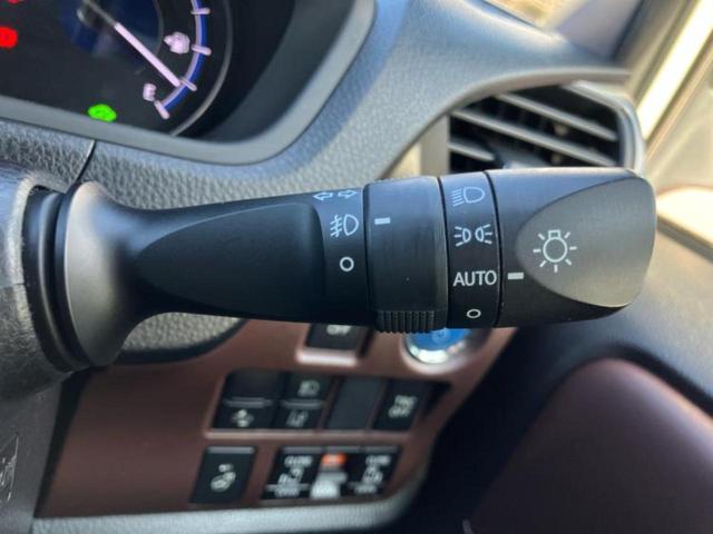 エスクァイア ハイブリッドＧｉプレミアムパッケージ　新品タイヤ／保証書／純正　１０インチ　ＳＤナビ／フリップダウンモニター／トヨタセーフティセンス／両側電動スライドドア／シートヒーター　前席／車線逸脱防止支援システム／シート　ハーフレザー　バックカメラ（16枚目）