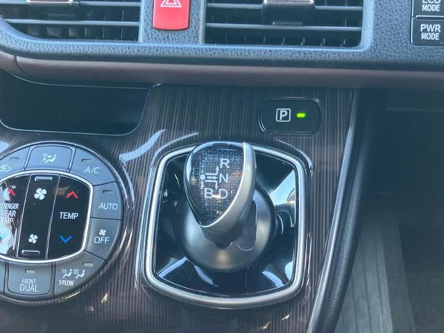 エスクァイア ハイブリッドＧｉプレミアムパッケージ　新品タイヤ／保証書／純正　１０インチ　ＳＤナビ／フリップダウンモニター／トヨタセーフティセンス／両側電動スライドドア／シートヒーター　前席／車線逸脱防止支援システム／シート　ハーフレザー　バックカメラ（18枚目）