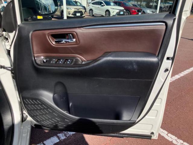 エスクァイア ハイブリッドＧｉプレミアムパッケージ　新品タイヤ／保証書／純正　１０インチ　ＳＤナビ／フリップダウンモニター／トヨタセーフティセンス／両側電動スライドドア／シートヒーター　前席／車線逸脱防止支援システム／シート　ハーフレザー　バックカメラ（22枚目）