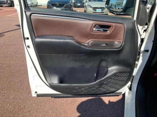 エスクァイア ハイブリッドＧｉプレミアムパッケージ　新品タイヤ／保証書／純正　１０インチ　ＳＤナビ／フリップダウンモニター／トヨタセーフティセンス／両側電動スライドドア／シートヒーター　前席／車線逸脱防止支援システム／シート　ハーフレザー　バックカメラ（25枚目）