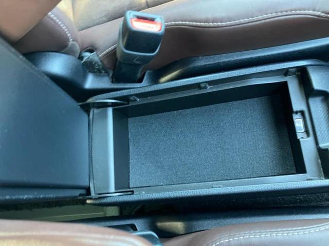 エスクァイア ハイブリッドＧｉプレミアムパッケージ　新品タイヤ／保証書／純正　１０インチ　ＳＤナビ／フリップダウンモニター／トヨタセーフティセンス／両側電動スライドドア／シートヒーター　前席／車線逸脱防止支援システム／シート　ハーフレザー　バックカメラ（38枚目）