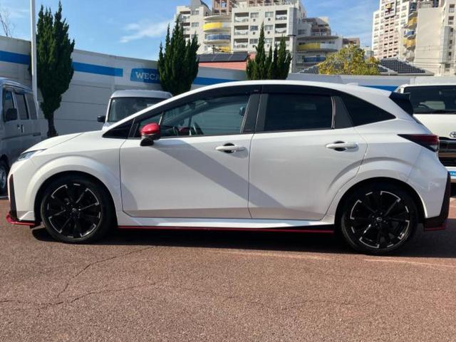 オーラ ニスモ　新品タイヤ／保証書／純正　９インチ　ＳＤナビ／インテリジェントルームミラー／衝突安全装置／シートヒーター　前席／全方位モニター／車線逸脱防止支援システム／プロパイロット／ヘッドランプ　ＬＥＤ　ＥＴＣ（2枚目）