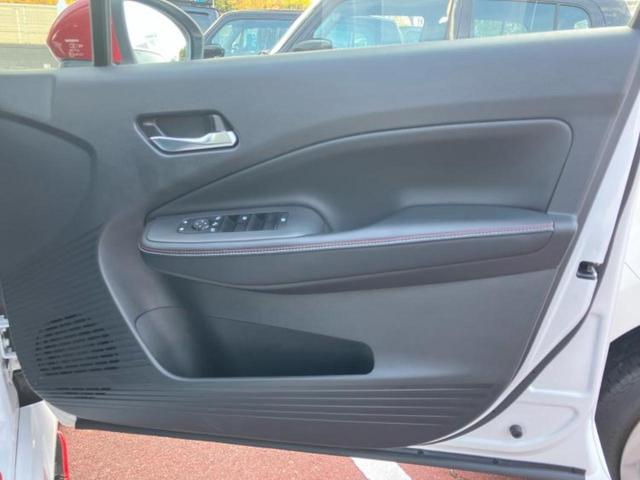 オーラ ニスモ　新品タイヤ／保証書／純正　９インチ　ＳＤナビ／インテリジェントルームミラー／衝突安全装置／シートヒーター　前席／全方位モニター／車線逸脱防止支援システム／プロパイロット／ヘッドランプ　ＬＥＤ　ＥＴＣ（20枚目）