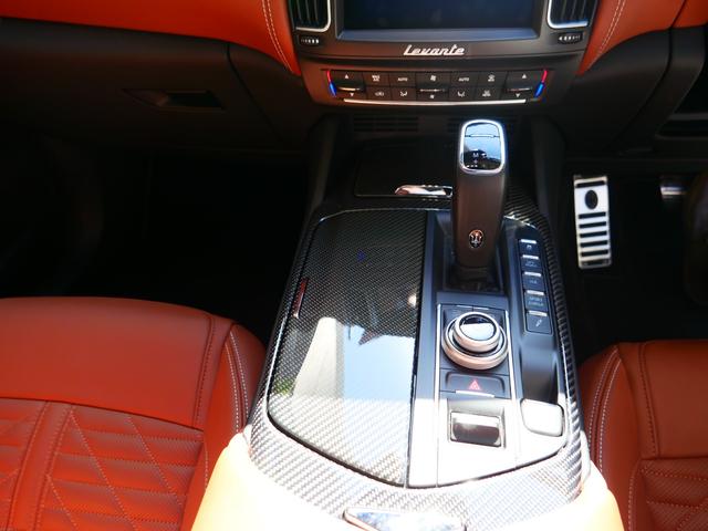 レヴァンテ トロフェオ　スペシャルオーダーカラー　法人１オーナー　クオイオレザーインテリア　アルカンタラルーフ　２１インチホイール　シルバーキャリパー　カーボンステアリング＆インテリアトリム　ベンチレーション（3枚目）