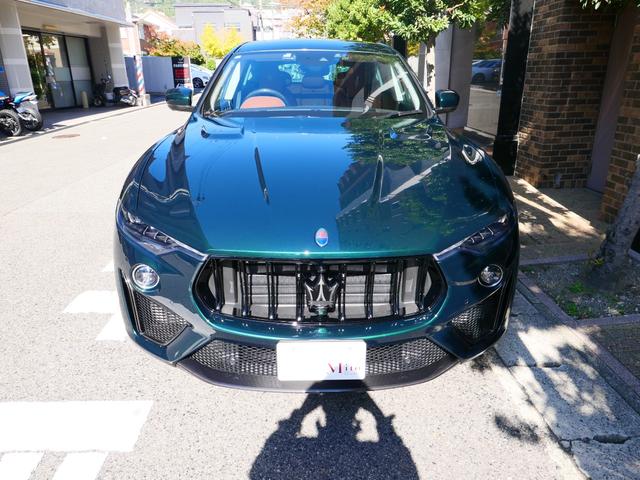 レヴァンテ トロフェオ　スペシャルオーダーカラー　法人１オーナー　クオイオレザーインテリア　アルカンタラルーフ　２１インチホイール　シルバーキャリパー　カーボンステアリング＆インテリアトリム　ベンチレーション（4枚目）