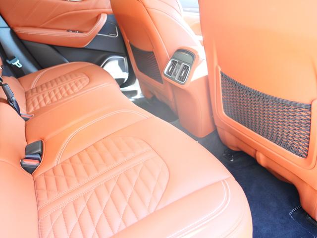 レヴァンテ トロフェオ　スペシャルオーダーカラー　法人１オーナー　クオイオレザーインテリア　アルカンタラルーフ　２１インチホイール　シルバーキャリパー　カーボンステアリング＆インテリアトリム　ベンチレーション（10枚目）