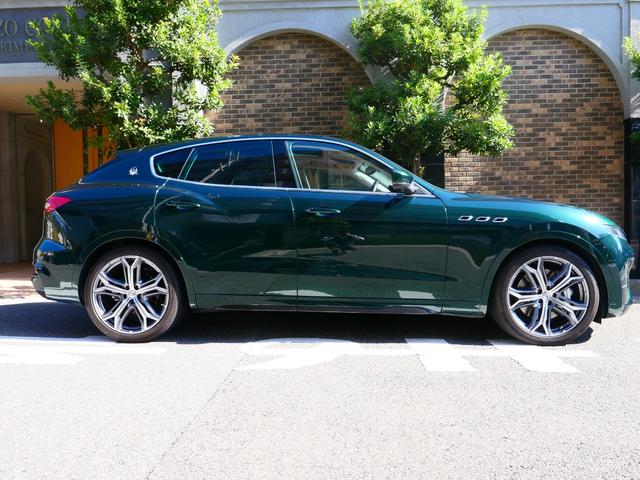 レヴァンテ トロフェオ　スペシャルオーダーカラー　法人１オーナー　クオイオレザーインテリア　アルカンタラルーフ　２１インチホイール　シルバーキャリパー　カーボンステアリング＆インテリアトリム　ベンチレーション（13枚目）