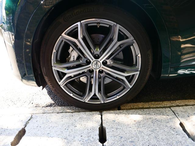 レヴァンテ トロフェオ　スペシャルオーダーカラー　法人１オーナー　クオイオレザーインテリア　アルカンタラルーフ　２１インチホイール　シルバーキャリパー　カーボンステアリング＆インテリアトリム　ベンチレーション（18枚目）