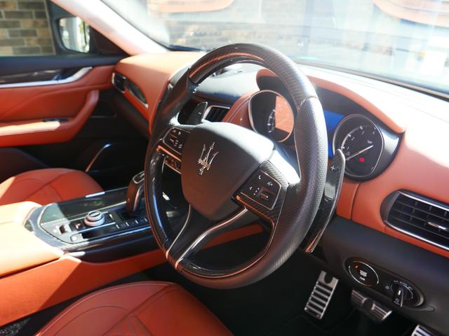 レヴァンテ トロフェオ　スペシャルオーダーカラー　法人１オーナー　クオイオレザーインテリア　アルカンタラルーフ　２１インチホイール　シルバーキャリパー　カーボンステアリング＆インテリアトリム　ベンチレーション（23枚目）