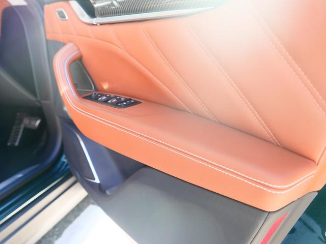 レヴァンテ トロフェオ　スペシャルオーダーカラー　法人１オーナー　クオイオレザーインテリア　アルカンタラルーフ　２１インチホイール　シルバーキャリパー　カーボンステアリング＆インテリアトリム　ベンチレーション（24枚目）
