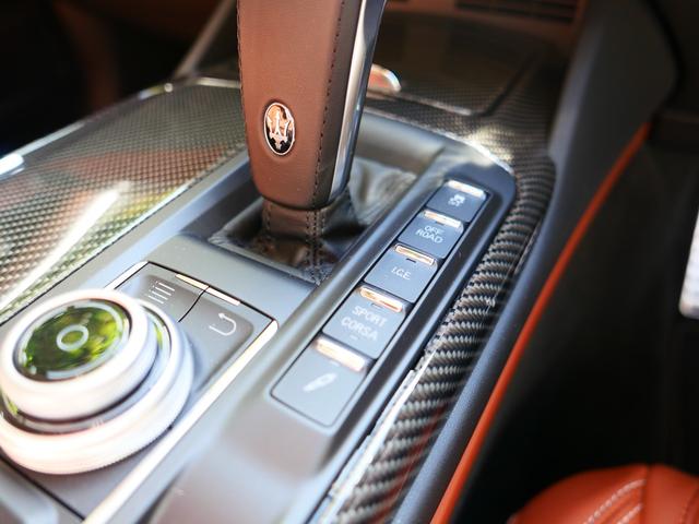 レヴァンテ トロフェオ　スペシャルオーダーカラー　法人１オーナー　クオイオレザーインテリア　アルカンタラルーフ　２１インチホイール　シルバーキャリパー　カーボンステアリング＆インテリアトリム　ベンチレーション（27枚目）