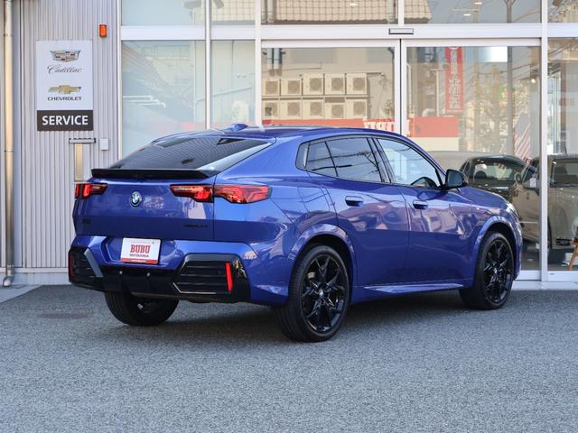 Ｘ２ ｘＤｒｉｖｅ　２０ｉ　Ｍスポーツハイラインパッケージ　ワンオーナー　禁煙車　新車保証残有　パノラマサンルーフ　オイスターレザー　カーブドディスプレイ　ｈａｒｍａｎ／ｋａｒｄｏｎ　電動テールゲート　純正２０インチＡＷ　前後ドラレコ／デジタルインナーミラー（8枚目）