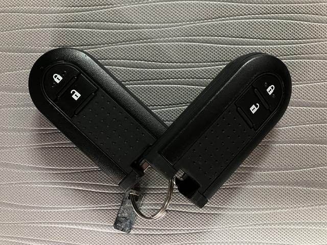 電子カードキーを携帯していれば、ドアハンドルやバックドアのリクエストスイッチを押すだけでドアの施錠・解錠が出来ます♪もちろん　遠隔操作も可能です！盗難防止のイモビライザー機能装備ですよ　☆