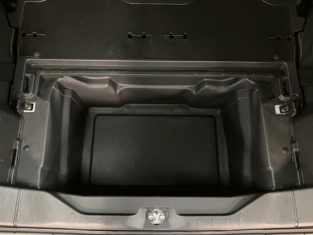 �{�[�h�̉��ɂ���e�ʂ̎��[�X�y�[�X������܂����