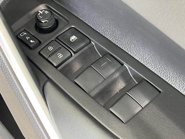 カローラクロス Ｚ　１０．５型ナビ　全周囲カメラ　衝突軽減　オートハイビーム　車線逸脱警報　レーダークルーズコントロール　シートヒーター　ＥＴＣ　電動パーキングブレーキ　電動リアゲート　オートホールドブレーキ（38枚目）