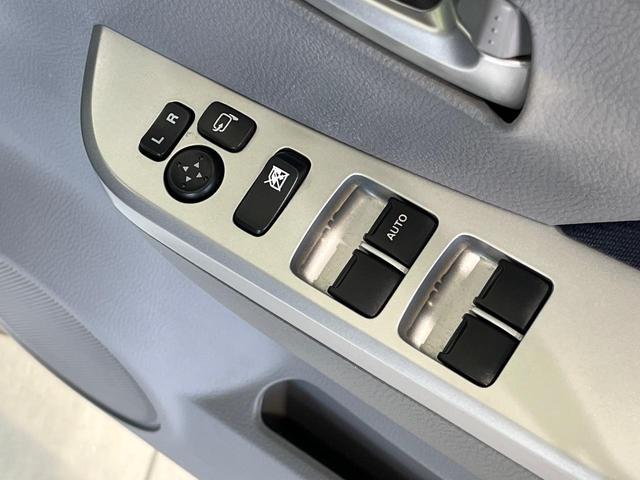 【電動格納ミラー】サイドミラーは電動格納式となっており、狭い駐車場でもキズがつくリスクを抑えられます。