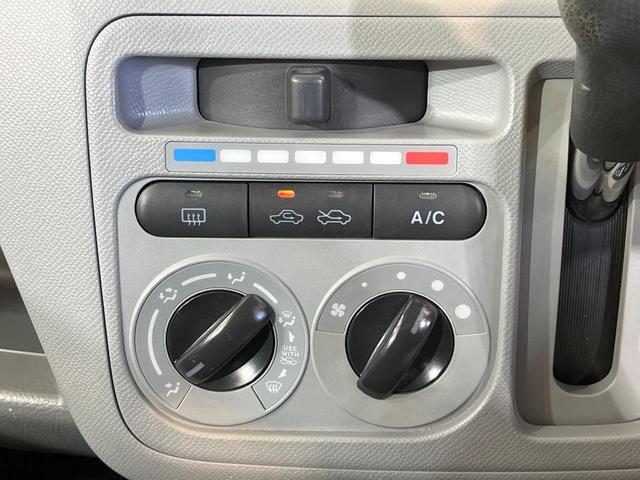 寒い冬も暑い夏も全席に快適な空調を届けてくれる、ダイヤル式エアコンを装備♪