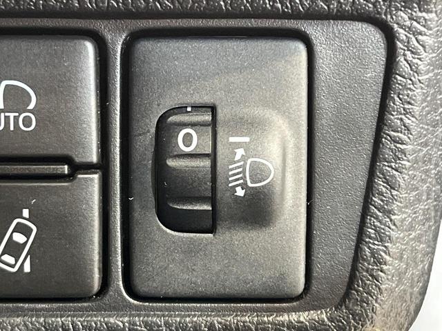 カローラフィールダー ハイブリッド EX SDナビ バックカメラ 衝突被害軽減システム 禁煙車 スマートキー ビルトインETC オートハイビーム 車線逸脱警報 オートライト オートエアコン CD(32枚目)