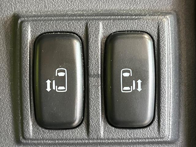 【両側パワースライドドア】スマートキーや運転席のスイッチで後席両側スライドドアの開閉が可能♪電動だから力を入れてドアを開ける必要が無く、小さなお子様でも簡単に開け閉めでき快適です♪