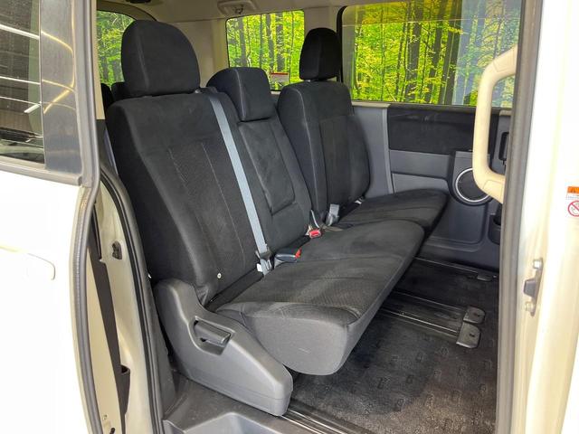 後部座席も気になるようなキズ・汚れやへたり等、大きなダメージはなく、良好な状態です。