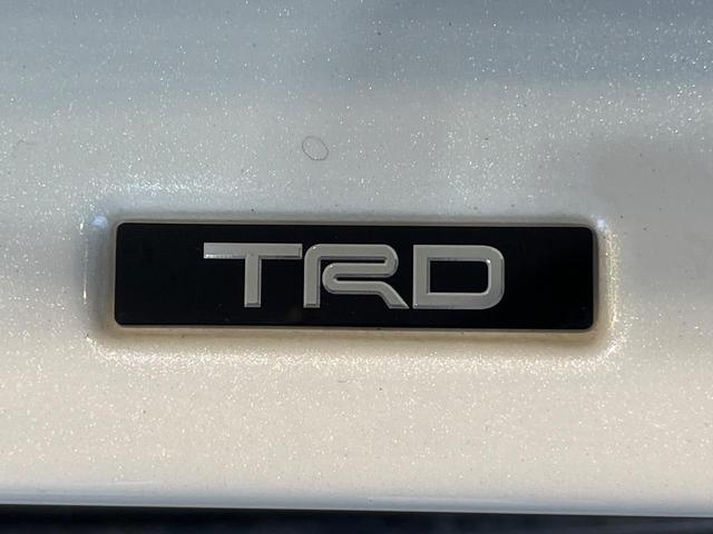 【ＴＲＤエアロ】人気のＴＲＤエアロを装備！クルマの外観がよりスタイリッシュになり、街中で存在感あふれる１台に♪将来買い替える時にもリセールに影響しやすく、価値ある人気の装備です！