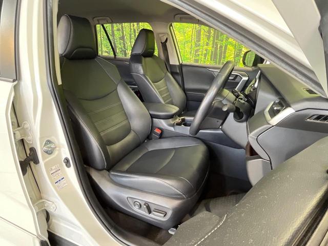 【合皮レザーシート】汚れのふき取りが容易でメンテナンスもが簡単な、機能性に優れる合成皮革を採用した上質なシートです。座り心地もよく、高級感あふれる心地良い車内空間を演出してくれます。