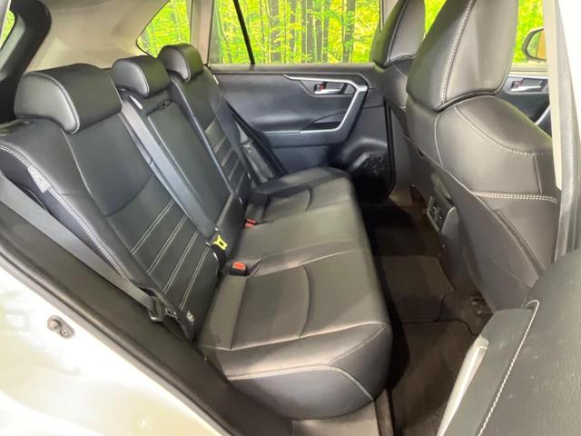 後部座席も気になるようなキズ・汚れやへたり等、大きなダメージはなく、良好な状態です。