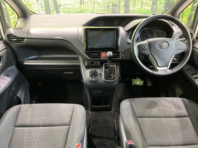 ヴォクシー V 両側電動ドア 後席モニター 9インチナビ バックカメラ 衝突被害軽減システム 禁煙車 ドラレコ スマートキー LEDヘッド ビルトインETC クルコン 純正15インチアルミ オートハイビーム(2枚目)