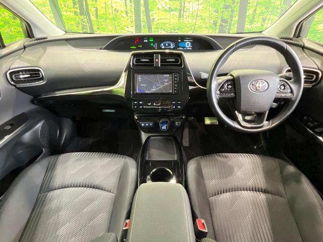 プリウス Ａ　純正ナビ　バックカメラ　衝突被害軽減システム　レーダークルーズ　禁煙車　パワーシート　ドラレコ　コーナーセンサー　ヘッドアップディスプレイ　スマートキー　ＬＥＤヘッド　ＥＴＣ　オートハイビーム（2枚目）