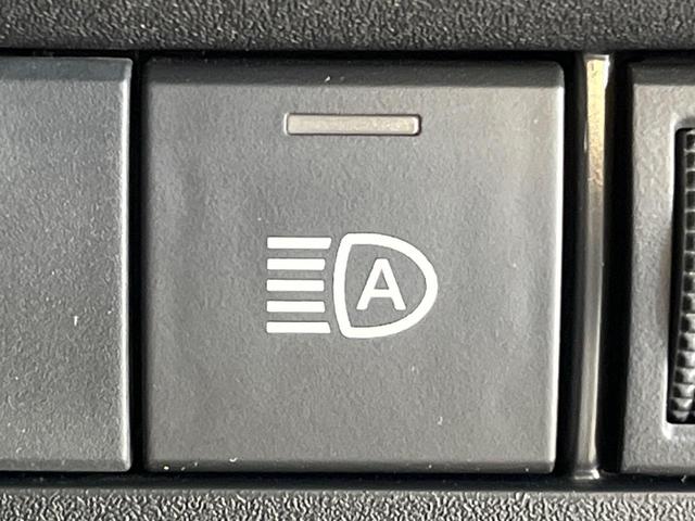 ヴォクシー Ｓ－Ｇ　純正８型ナビ　両側電動ドア　バックカメラ　衝突被害軽減システム　レーダークルーズ　禁煙車　ドラレコ　コーナーセンサー　スマートキー　ＬＥＤヘッド　ＥＴＣ　オートハイビーム　車線逸脱警報　オートライト（32枚目）