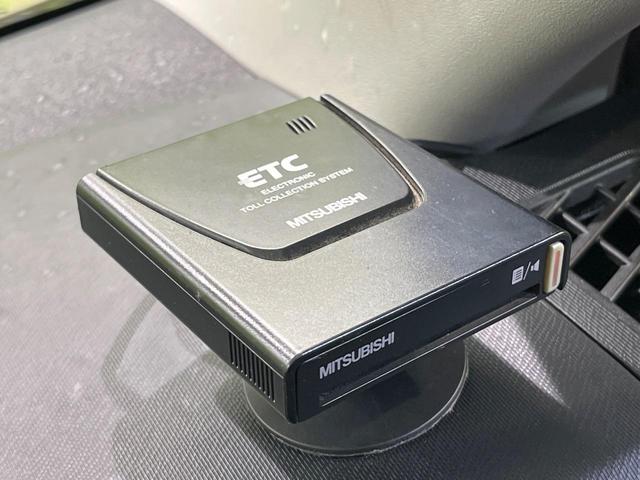 アクア クロスオーバー　衝突被害軽減システム　禁煙車　ハーフレザーシート　ＥＴＣ　純正１６インチアルミ　オートエアコン　ＣＤ　プライバシーガラス（4枚目）