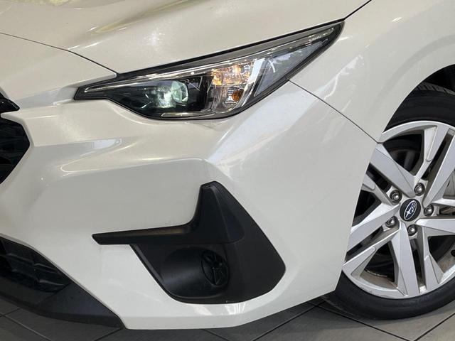 【ＬＥＤヘッドライト】悪天候や夜間走行時も良好な視界を確保し安心して運転できる高輝度ＬＥＤヘッドライトを装備！点灯速度が早く、消費電力も抑えられています。