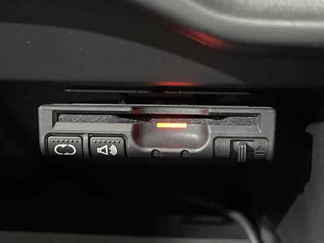 ノート メダリスト　純正ＳＤナビ　全周囲カメラ　禁煙車　ハーフレザーシート　スマートキー　ＥＴＣ　オートライト　オートエアコン　Ｂｌｕｅｔｏｏｔｈ　ＣＤ　ＤＶＤ再生　フルセグ（5枚目）