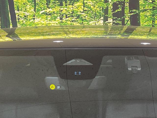 シビック ｅ：ＨＥＶ　純正９型ナビ　テールゲートスポイラー　バックカメラ　ＢＯＳＥサウンド　衝突被害軽減システム　レーダークルーズ　禁煙車　ハーフレザーシート　コーナーセンサー　スマートキー　ＬＥＤヘッド　ＥＴＣ２．０（3枚目）