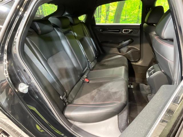 シビック ｅ：ＨＥＶ　純正９型ナビ　テールゲートスポイラー　バックカメラ　ＢＯＳＥサウンド　衝突被害軽減システム　レーダークルーズ　禁煙車　ハーフレザーシート　コーナーセンサー　スマートキー　ＬＥＤヘッド　ＥＴＣ２．０（12枚目）