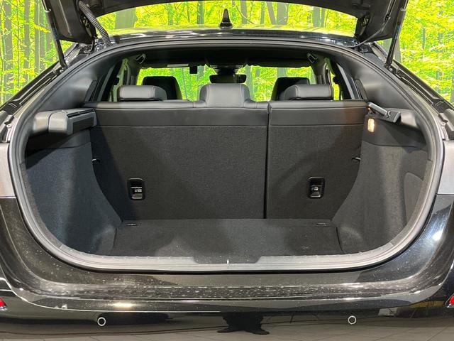 シビック ｅ：ＨＥＶ　純正９型ナビ　テールゲートスポイラー　バックカメラ　ＢＯＳＥサウンド　衝突被害軽減システム　レーダークルーズ　禁煙車　ハーフレザーシート　コーナーセンサー　スマートキー　ＬＥＤヘッド　ＥＴＣ２．０（13枚目）