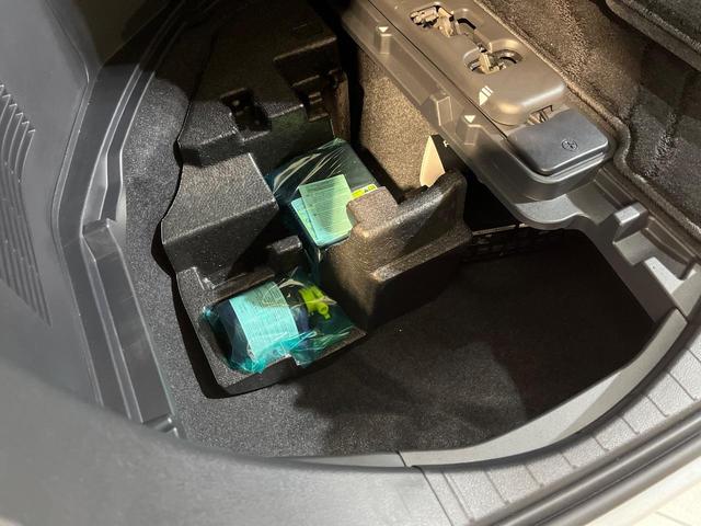 アルファードハイブリッド Ｚ　両側電動ドア　純正１４インチナビ　後席モニター　全周囲カメラ　衝突被害軽減システム　レーダークルーズ　禁煙車　電動リアゲート　レザーシート　前席シートエアコン　リアシートエアコン　前後席パワーシート（46枚目）