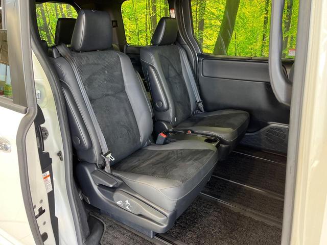 ヴォクシー ハイブリッドＺＳ　煌ＩＩＩ　両側電動ドア　純正９型ナビ　後席モニター　バックカメラ　衝突被害軽減システム　禁煙車　ハーフレザーシート　ドラレコ　コーナーセンサー　スマートキー　ＬＥＤヘッド　ビルトインＥＴＣ　クルコン（11枚目）