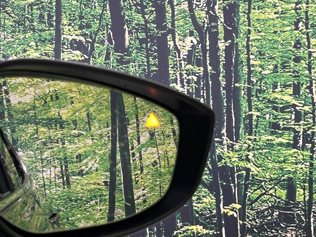 ＭＡＺＤＡ３ファストバック １５Ｓツーリング　ＳＤナビ　全周囲カメラ　衝突被害軽減システム　レーダークルーズ　禁煙車　コーナーセンサー　スマートキー　ＬＥＤヘッド　ビルトインＥＴＣ　純正１８インチアルミ　オートハイビーム　車線逸脱警報（7枚目）