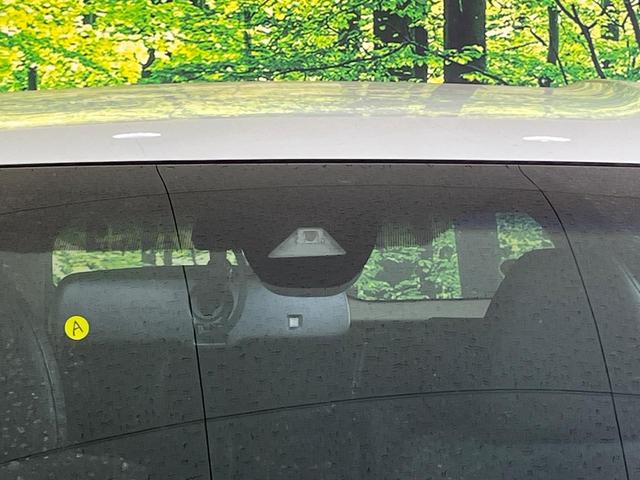 ヴェゼル ハイブリッドRS・ホンダセンシング 純正SDナビ バックカメラ 衝突被害軽減システム ハーフレザーシート スマートキー LEDヘッド ビルトインETC 純正18インチアルミ オートライト デュアルエアコン Bluetooth CD(3枚目)