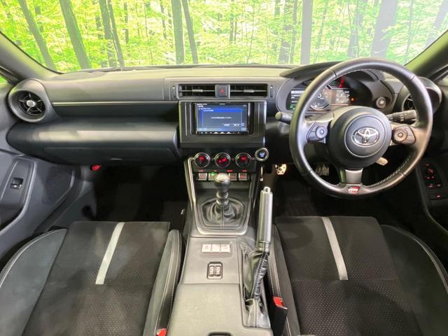 ＧＲ８６ ＲＺ　６ＭＴ車　ＳＤナビ　バックカメラ　禁煙車　ハーフレザーシート　スマートキー　ＬＥＤヘッド　ＥＴＣ　クルコン　純正１８インチアルミ　オートライト　デュアルエアコン　Ｂｌｕｅｔｏｏｔｈ　ＣＤ　ＤＶＤ再生（2枚目）