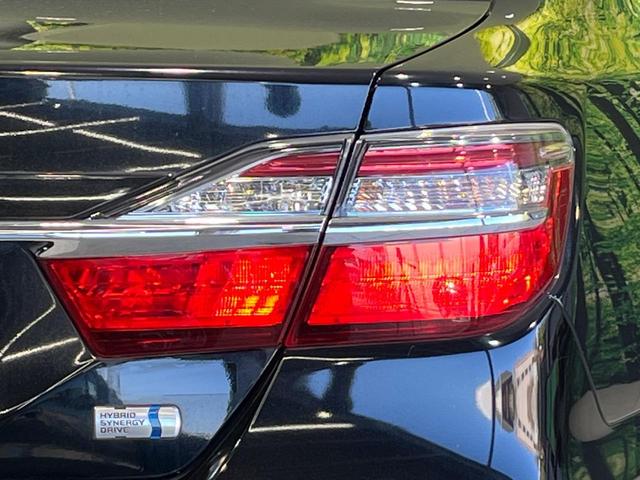 カムリ ハイブリッド　レザーパッケージ　メーカーナビ　バックカメラ　禁煙車　レザーシート　スマートキー　ＨＩＤヘッド　ビルトインＥＴＣ　クルコン　純正１７インチアルミ　オートライト　デュアルエアコン　Ｂｌｕｅｔｏｏｔｈ　ＣＤ　フルセグ（48枚目）