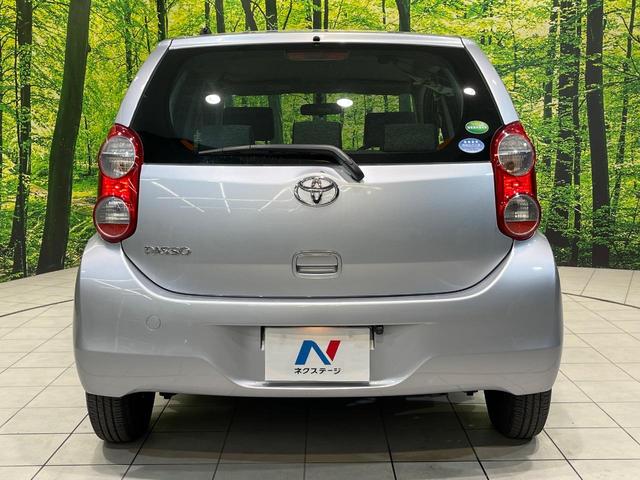 パッソ Ｘ　クツロギ　純正ナビ　バックカメラ　禁煙車　スマートキー　ＥＴＣ　Ｂｌｕｅｔｏｏｔｈ　ＣＤ　スペアタイヤ　パワーウィンドウ　プライバシーガラス　ドアバイザー（15枚目）