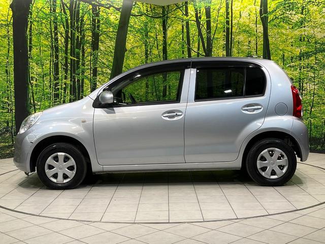 パッソ Ｘ　クツロギ　純正ナビ　バックカメラ　禁煙車　スマートキー　ＥＴＣ　Ｂｌｕｅｔｏｏｔｈ　ＣＤ　スペアタイヤ　パワーウィンドウ　プライバシーガラス　ドアバイザー（43枚目）