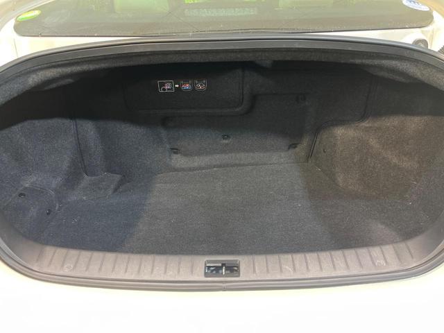 スカイライン ３５０ＧＴ　ハイブリッド　タイプＰ　純正８型ナビ　全周囲カメラ　衝突被害軽減　レーダークルーズ　禁煙車　レザーシート　ドラレコ　コーナーセンサー　スマートキー　ＬＥＤヘッド　ビルトインＥＴＣ　純正１７インチアルミ　車線逸脱警報（10枚目）