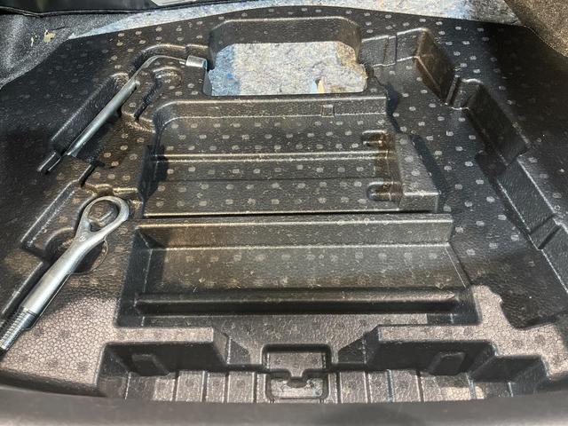 スカイライン ３５０ＧＴ　ハイブリッド　タイプＰ　純正８型ナビ　全周囲カメラ　衝突被害軽減　レーダークルーズ　禁煙車　レザーシート　ドラレコ　コーナーセンサー　スマートキー　ＬＥＤヘッド　ビルトインＥＴＣ　純正１７インチアルミ　車線逸脱警報（37枚目）