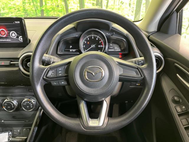 �C���e���A�ɍ��킹���f�U�C���̃X�e�A�����O�́A�^�]�������̂��Ƃ��l���A�^�]���₷���`��A�傫���ł��B�����x�A���ۂɐG���Ă��m���߂��������B